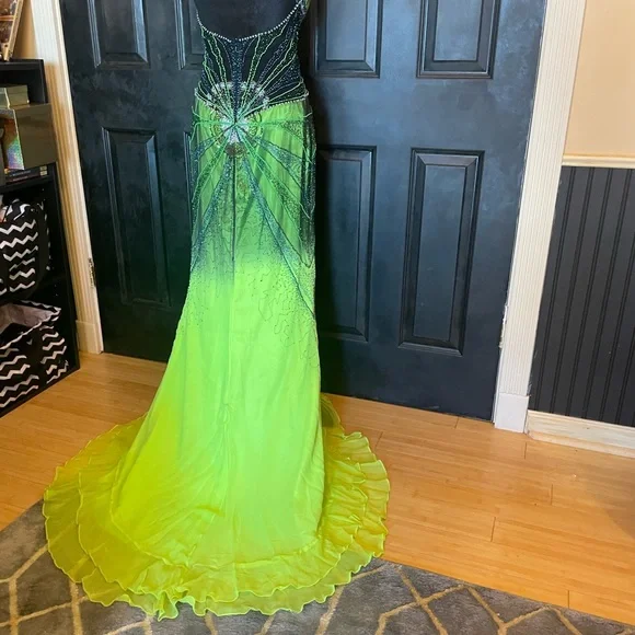 Beaded Couture formal gown/EUC/worn once - Picture 3 of 3